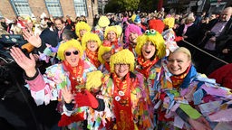 Feierwütige Feiern in Düsseldorf den Straßenkarneval