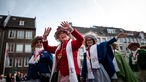 Feierwütige Feiern in Düsseldorf den Straßenkarneval