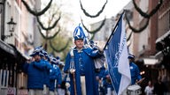 Die Prinzengarde der Stadt Düsseldorf zieht vor das Rathaus