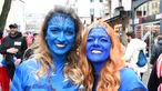 Zwei Frauen im Avatarkostüm in der Düsseldorfer Altstadt