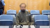 Mutmaßlicher Terrorist aus Duisburg mit verpixeltem Gesicht auf der Anklagebank