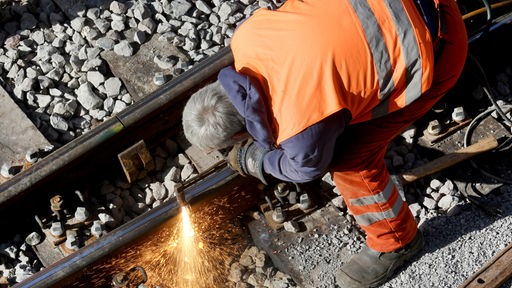 Ein Bautrupp der Bahn repariert auf der Strecke