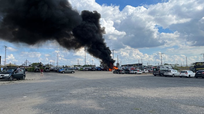 Auf einem Parkplatz brennt ein Ultraleichtflugzeug.