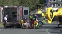 Rettungskräfte transportieren die Schwerverletzte in den Transporter