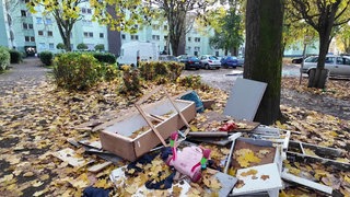 Vor einem Wohnkomplex in Duisburg liegt Müll.