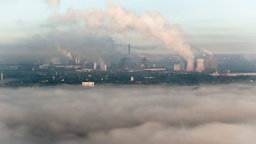 Nebel ist am frühen Morgen über Duisburg zu sehen