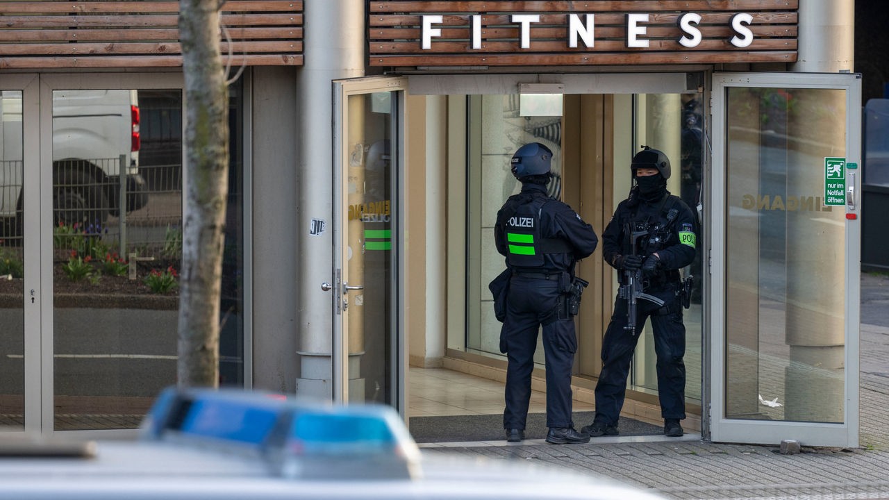Bei einer Attacke in einem Fitnessstudio in der Duisburger Innenstadt sind am Dienstagabend mehrere Personen schwer verletzt worden