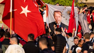 Erdoğan-Anhänger mit Fahne mit dem Abbild des türkischen Präsidenten Erdogan 