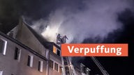 Aus dem Dach eines Wohnhauses kommen Rauchwolken, es ist dunkel, eine Feuerwehrleiter ist ausgefahren vor dem Dachfenster; "Verpuffung" steht als roter Block auf dem Bild