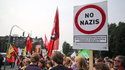 Menschen protestieren gegen Pro Deutschland