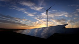 Windräder und eine Solaranlage in Unterfranken