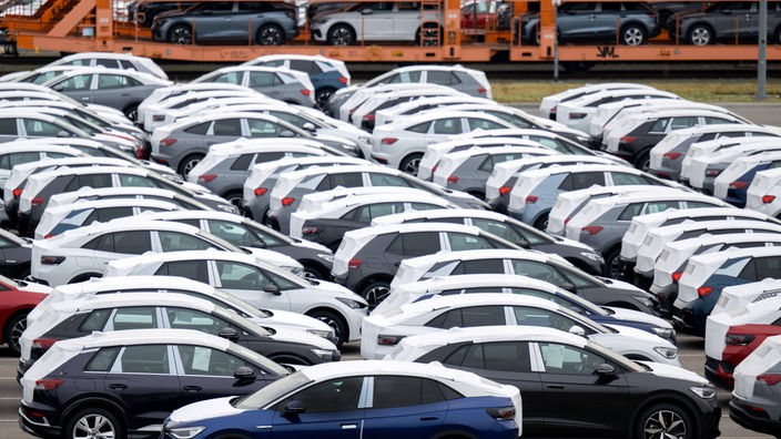 Fertige, vollelektrische Fahrzeuge aus dem Volkswagenwerk in Zwickau stehen auf einem Parkplatz im Werk