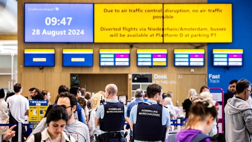 Reisende warten am Flughafen Eindhoven 