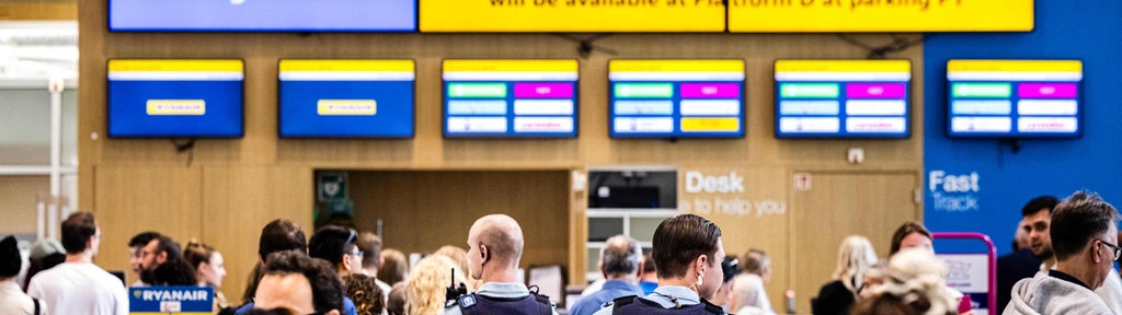 Reisende warten am Flughafen Eindhoven 