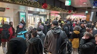 Menschenmassen stehen im Gebäude des Hauptbahnhofs