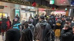 Menschenmassen stehen im Gebäude des Hauptbahnhofs