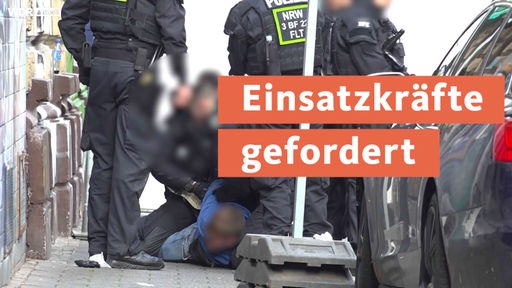NRW Polizisten nehmen einen Mann Fest, ein Banner mit "Einsatzkräfte gefordert" ist darüber gelegt