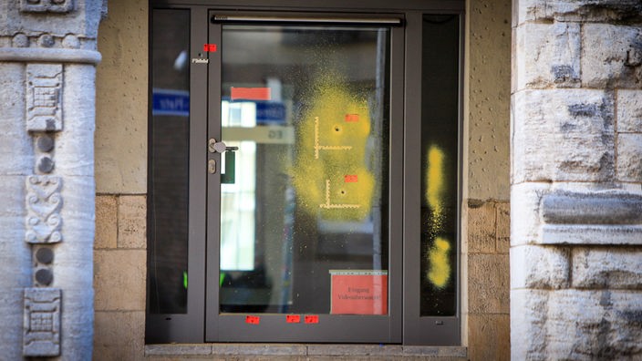  Essen: Einschusslöcher sind auf einer verglasten Tür zu sehen. Sie wurden am Rabbinerhaus bei der Alten Synagoge in Essen entdeckt