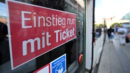 "Einstieg nur mit Ticket" steht an der Tür einer Erfurter Straßenbahn
