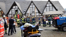 Rettungskräfte nach Einsturz eines Hotels in Kröv