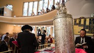 Die Tora-Arche steht bei der Einweihung einer neuen Tora-Rolle für die Jüdische-Gemeinde in der neuen Synagoge in Düsseldorf auf dem Bima genannten Altar.