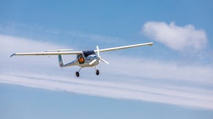 E-Flugzeug beim Flug in den Wolken