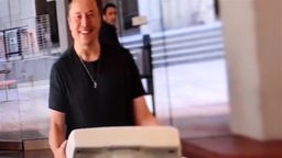 Elon Musk ist im Oktober 2022 medienwirksam mit einem Becken in der Hand in die Unternehmenszentrale gelaufen
