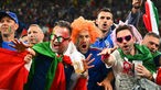  Fans von Italien jubeln nach dem Sieg ihrer Mannschaft.