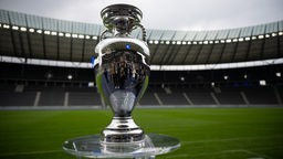 EM Pokal steht im Stadion