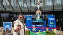 Vor dem Landtag steht ein überdimensionaler EM - Pokal