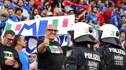 Fans und Polizei im Dortmunder Stadion beim Spiel Italien - Albanien