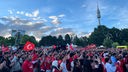 Türkei-Fans beim Public-Viewing. Einige schwenken türkische Flaggen