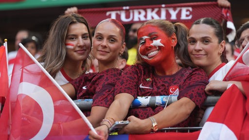 Volksparkstadion Hamburg, türkische Fans feiern vor dem Spiel