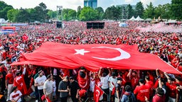 Fans der Türkei feiern beim Public Viewing im Westfalenpark