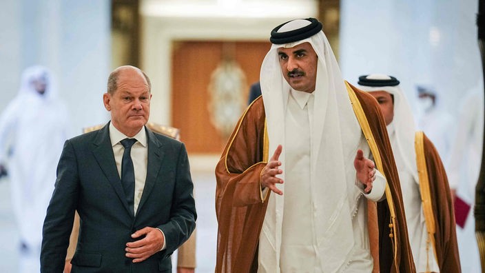 Bundeskanzler Olaf Scholz (l, SPD) und der Emir von Katar, Tamim bin Hamad Al Thani, nach ihrem Gespräch am 25. September 2022.