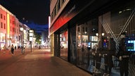 Unbeleuchtetes Schaufenster in der Kölner Innenstadt