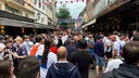 Englische Fans in der Düsseldorfer Altstadt feiern vor dem Spiel
