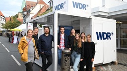 Das Digital-Team steht vor dem Cube in Ennigerloh