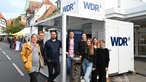 Das Digital-Team steht vor dem Cube in Ennigerloh