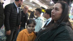 Emine Ülkücü holt ihre Familie am Flughafen ab
