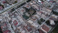 Ein mit einer Drohne aufgenommenes Luftbild zeigt zahlreiche durch das Erdbeben zerstörte Gebäude in der Innenstadt Hatays