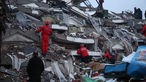 Rettungskräfte suchen nach Überlebenden auf den Trümmern eines Gebäudes