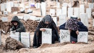 Menschen beklagen den Tod ihrer Angehörigen. Die Türkei hat nach den tödlichen Erdbeben in den südlichen Provinzen eine siebentägige Staatstrauer ausgerufen