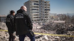 Kahramanmaras, Türkei: Rene Stawinski, Bestatter und Leiter des Teams der ehrenamtlichen Organisation "Deathcare" aus Deutschland, inspiziert ein eingestürztes Gebäude im Epizentrum des Erdbebens