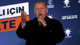 Der türkische Präsident Erdogan spricht nach Schließung der Wahllokale bei den türkischen Präsidentschafts- und Parlamentswahlen in Ankara zu seinen Anhängern in der Zentrale der AK-Partei