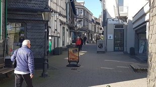 Menschen schlendern durch die Innenstadt