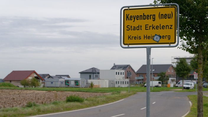 Ein Ortsschild steht an der Zufahrtsstraße von Keyenberg (neu) in Erkelenz