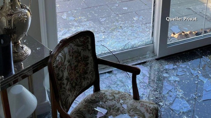 Zerstörtes Fensterglas nach Stürmung der Polizei