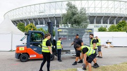 Abbauarbeiten vor dem Ernst-Happel-Stadion in Wien