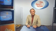 Moderator Ernst Huberty sitzt im Studio der Sportschau.